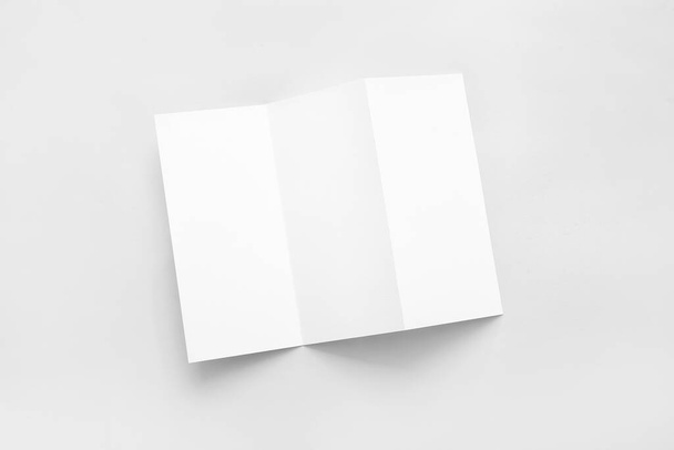 Blanco brochure over lichte achtergrond - Foto, afbeelding