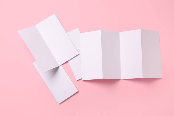 Λευκά φυλλάδια σε έγχρωμο φόντο - Φωτογραφία, εικόνα