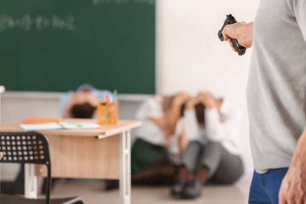 Homem terrorista com arma na sala de aula. Problema de tiroteio na escola - Foto, Imagem