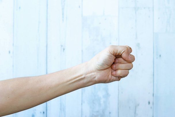 Рука женщины с поднятым кулаком, победная поза - Фото, изображение