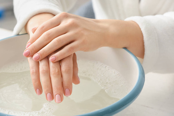 Giovane donna sottoposta a trattamento di manicure spa nel salone di bellezza - Foto, immagini