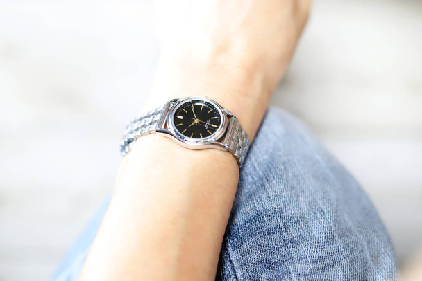 Dámské hodinky se stříbrným zápěstím - Fotografie, Obrázek
