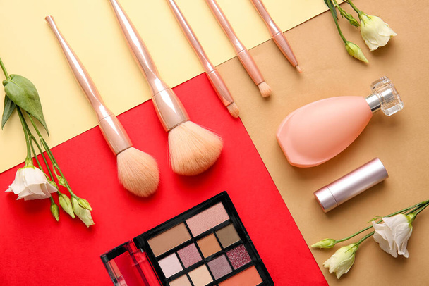 Renkli arkaplanda şık makyaj fırçaları ve kozmetik ürünleri - Fotoğraf, Görsel