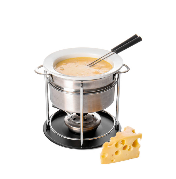 Pot met kaas fondue op witte achtergrond - Foto, afbeelding