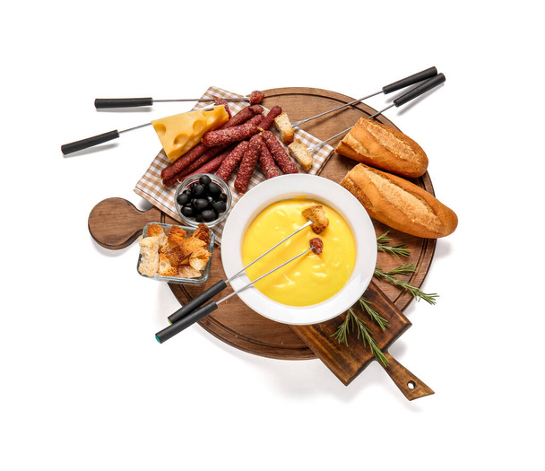 Kaasfondue en verschillende snacks op witte achtergrond - Foto, afbeelding