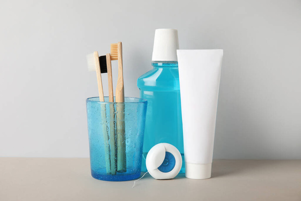 Set per l'igiene orale su sfondo chiaro - Foto, immagini