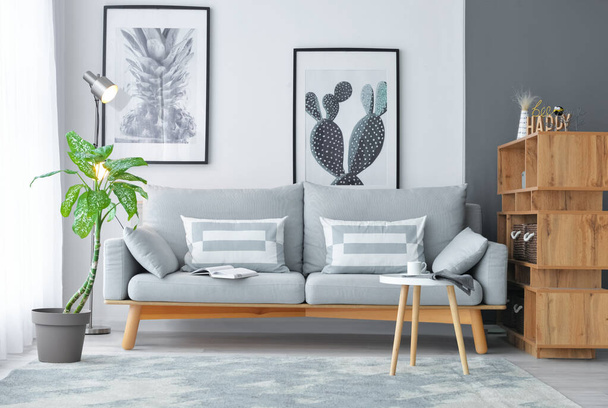 Interior da moderna sala de estar com sofá e mesa confortáveis - Foto, Imagem