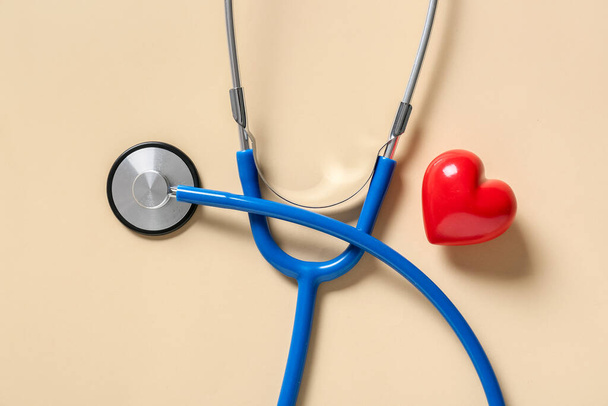 Nowoczesny stetoskop i serce na tle koloru - Zdjęcie, obraz