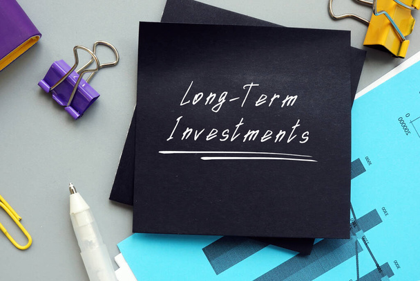  Finanční koncepce o dlouhodobých investicích s nápisem na papíře - Fotografie, Obrázek