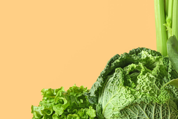 Egészséges zöld zöldségek színes háttér - Fotó, kép