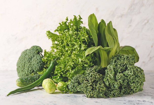 Gesundes grünes Gemüse auf hellem Hintergrund - Foto, Bild