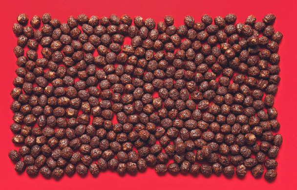 Čokoládové kukuřičné koule na barevném pozadí - Fotografie, Obrázek