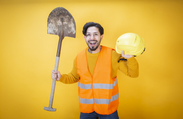pracovník muž rád jít do práce na žlutém pozadí - Fotografie, Obrázek