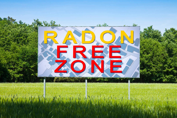 RADON GAS FREE ZONE: imagem conceitual com uma terra vazia livre do gás radioativo natural e perigoso que vem da terra e cartaz publicitário em uma cena rural com mapa da cidade.  - Foto, Imagem