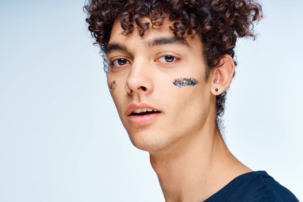 homem bonito com cosméticos de creme de rosto close-up cuidados com a pele - Foto, Imagem