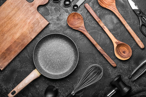 Set de utensilios de cocina sobre fondo oscuro - Foto, Imagen