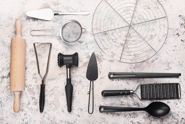 Set de utensilios de cocina sobre fondo claro - Foto, Imagen