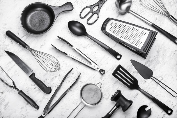 Set de utensilios de cocina sobre fondo claro - Foto, imagen