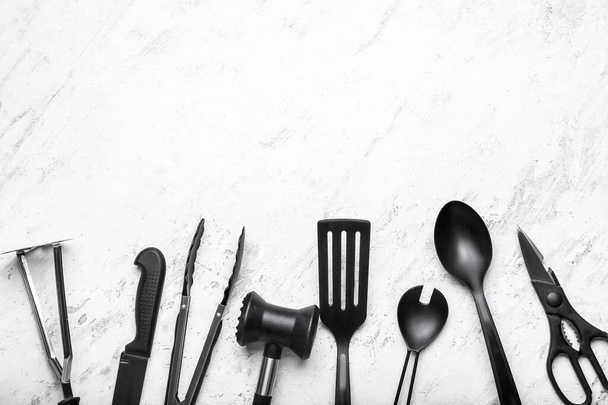 Set von Küchenutensilien auf hellem Hintergrund - Foto, Bild