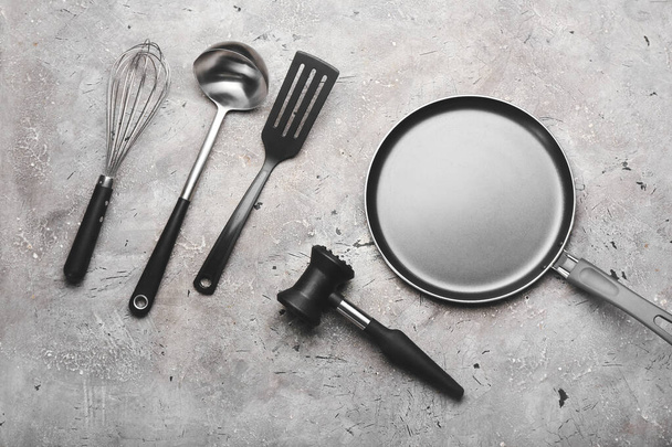 Set de utensilios de cocina sobre fondo grunge - Foto, Imagen