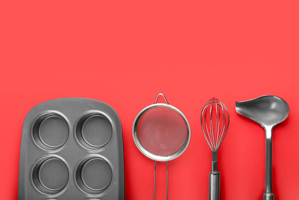 Набір кухонного посуду на кольоровому фоні
 - Фото, зображення