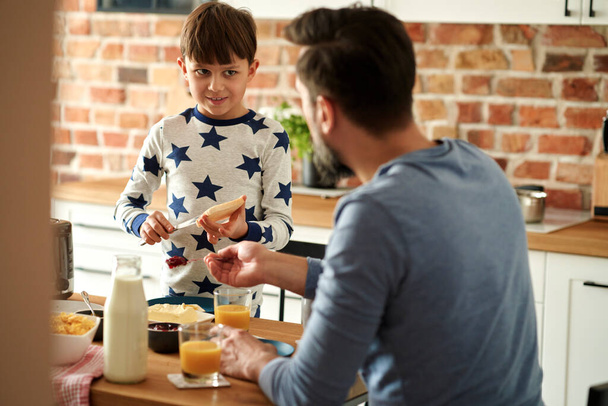 Батько і син готують сніданок разом
 - Фото, зображення