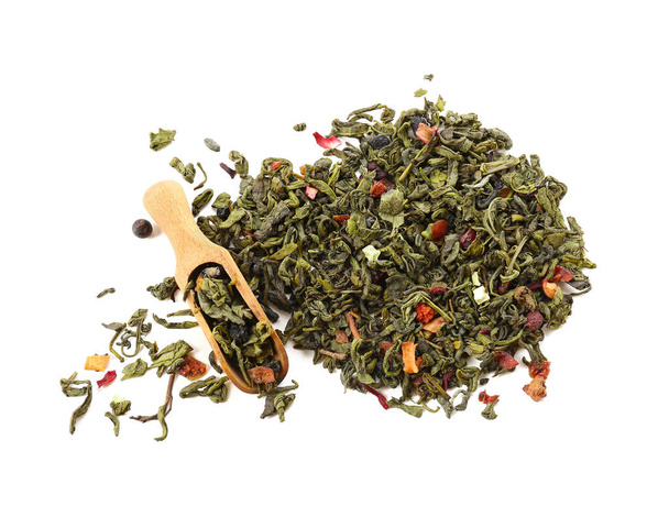 Cuillère avec thé vert sec sur fond blanc - Photo, image
