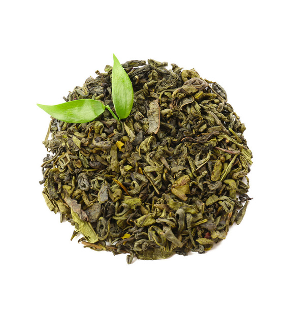 Heap van droge groene thee op witte achtergrond - Foto, afbeelding