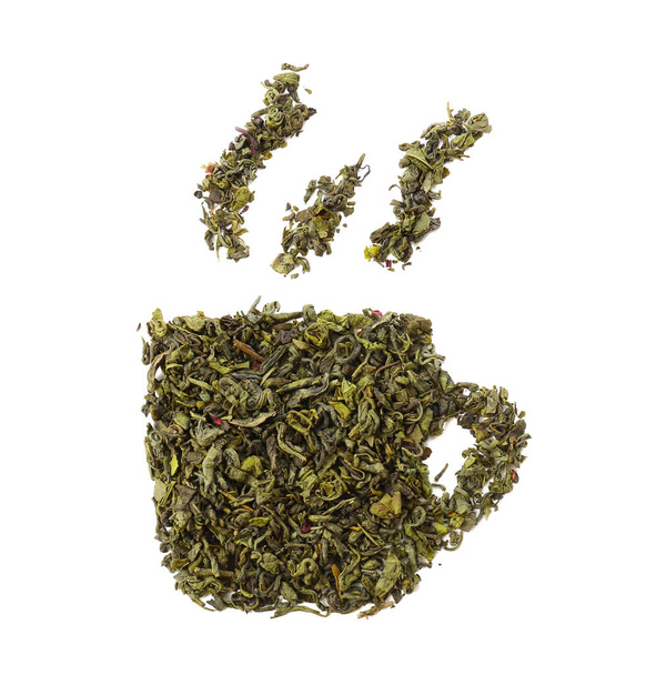 Tassenform aus trockenem grünem Tee auf weißem Hintergrund - Foto, Bild