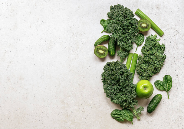 Zutaten für einen gesunden grünen Smoothie oder Salat - Superfoods, Detox, Ernährung, Gesundheit, vegetarisches Ernährungskonzept.  - Foto, Bild