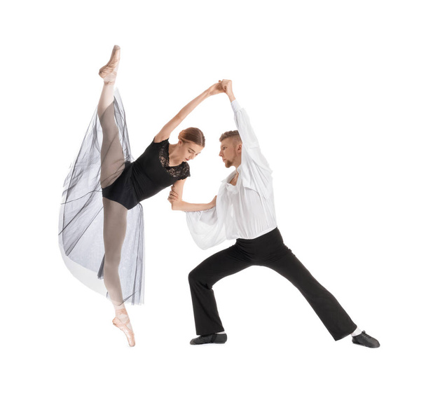 Jonge balletdansers op witte achtergrond - Foto, afbeelding