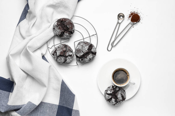 Tasse Kaffee mit Keksen auf weißem Hintergrund - Foto, Bild