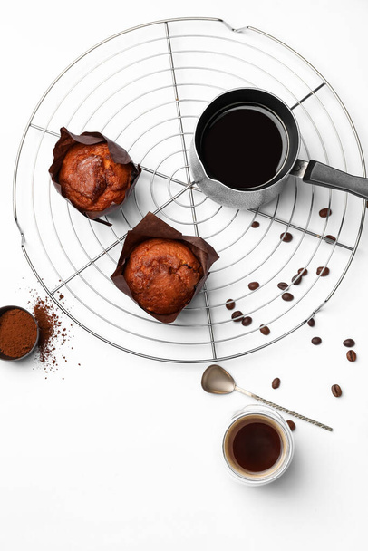 Composition avec café et muffins sur fond blanc - Photo, image