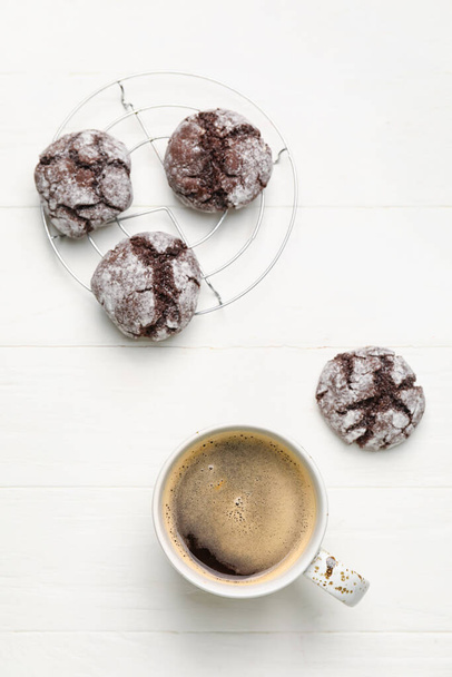 Xícara de café com biscoitos no fundo de madeira leve - Foto, Imagem
