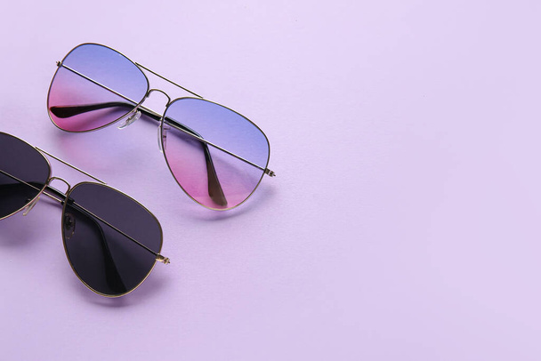 Stylové sluneční brýle na barevném pozadí - Fotografie, Obrázek