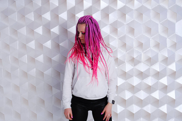 Mulher bonita com cabelo rosa em capuz branco sobre fundo futurista. Jogo de realidade aumentada, tecnologia futura, conceito de IA. RV. - Foto, Imagem