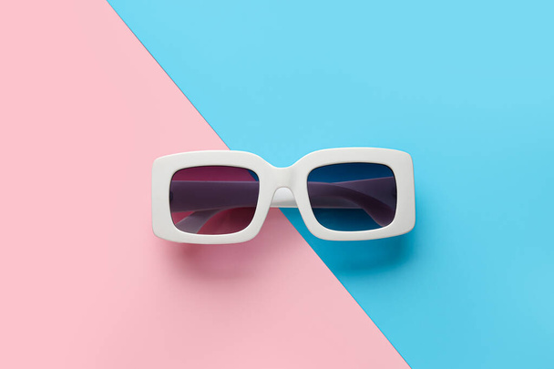 Stylové sluneční brýle na barevném pozadí - Fotografie, Obrázek