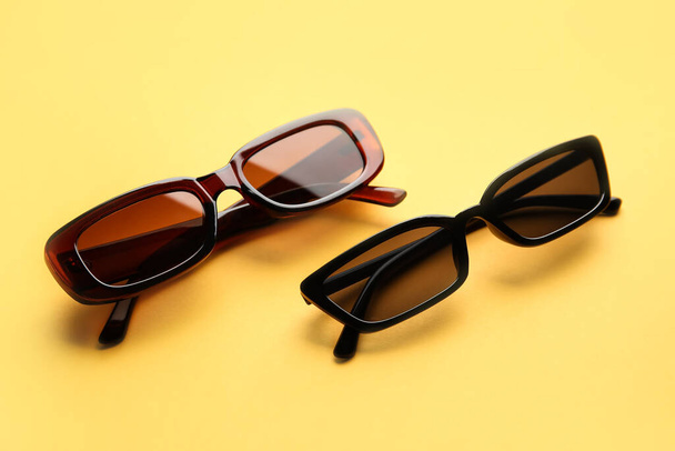 Κομψά γυαλιά ηλίου σε φόντο χρωμάτων - Φωτογραφία, εικόνα