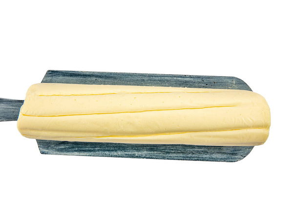 Plateau en bois avec bloc de coupe de beurre sur fond blanc. - Photo, image