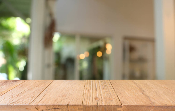 Mesa de madera vacía frente al fondo borroso abstracto de la cafetería. mesa de madera en el frente se puede utilizar para mostrar o montar sus products.Mock para arriba para la exhibición de productos - Foto, Imagen