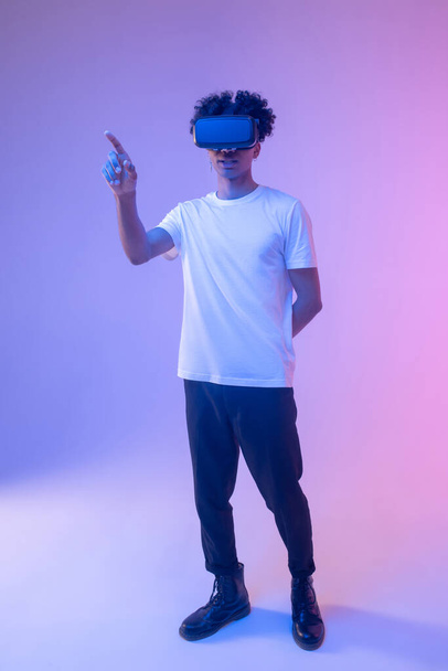 African american young guy in vr glasses raising his finger - Foto, imagen
