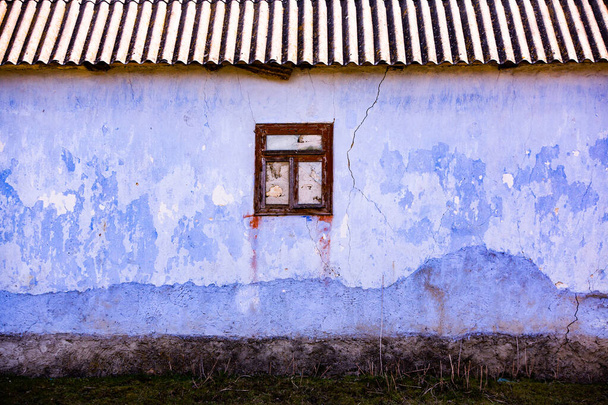 tájkép régi, elfeledett házakkal, elhagyatva valahol Moldova falvaiban. Elhagyott ház a Moldovai Köztársaságban. Az elnéptelenedés fogalma. - Fotó, kép