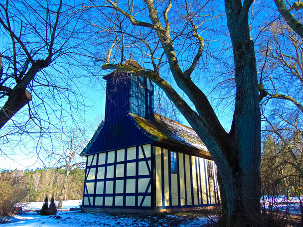 L'église bleue dans l'ancien village du manoir - Photo, image
