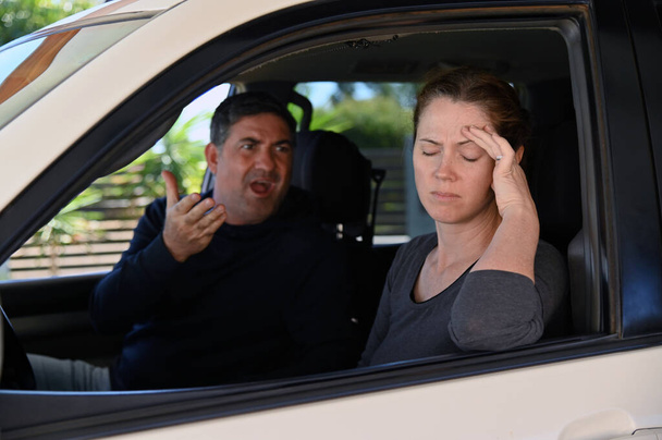 Dospělý pár (muž a žena ve věku 30-40 let), kteří se hádají v autě. - Fotografie, Obrázek