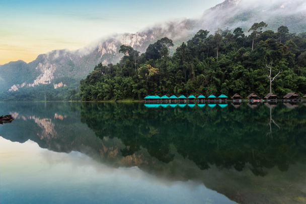 Gyönyörű hegyek tó folyó ég és természeti látnivalók Ratchaprapha gát Khao Sok Nemzeti Park, Surat Thani tartomány, Thaiföld - Fotó, kép