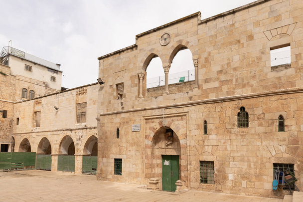 Jerusalem, Israel, March 3, 2021 : The fasade of the boys school on the Temple Mount in the Old Town of Jerusalem in Israel - Foto, afbeelding