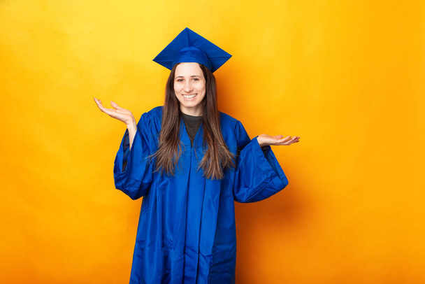 Portret uśmiechniętej młodej absolwentki nie wie co robić po ukończeniu szkoły. - Zdjęcie, obraz
