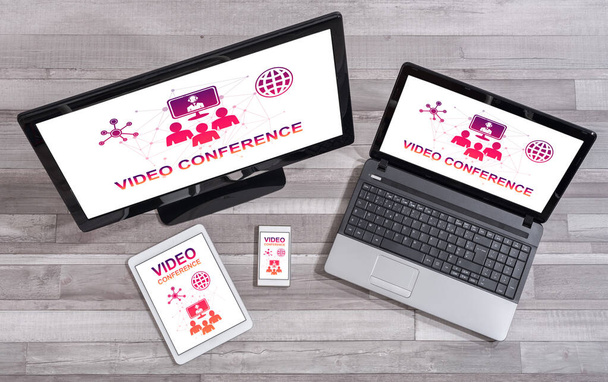 Concetto di videoconferenza mostrato su diversi dispositivi informatici - Foto, immagini