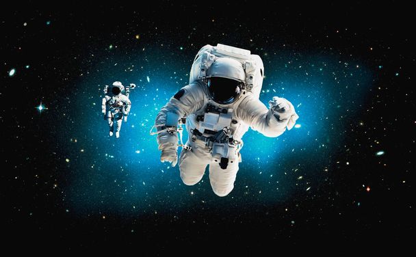 astronaut ruimtevaarder doen ruimtewandeling tijdens het werken voor ruimtestation - Foto, afbeelding