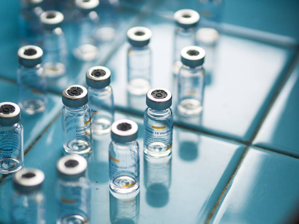ЧАЙЯФУМ - ТАИЛАНД 7 апреля 2021 года: использованная коронавирусная вакцина (SARS-Cov-2) от Синоваца - Фото, изображение